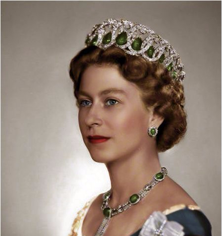 4b72ae026c00003a0f4e605b9936ceec--pictures-of-the-queen-royal-crowns